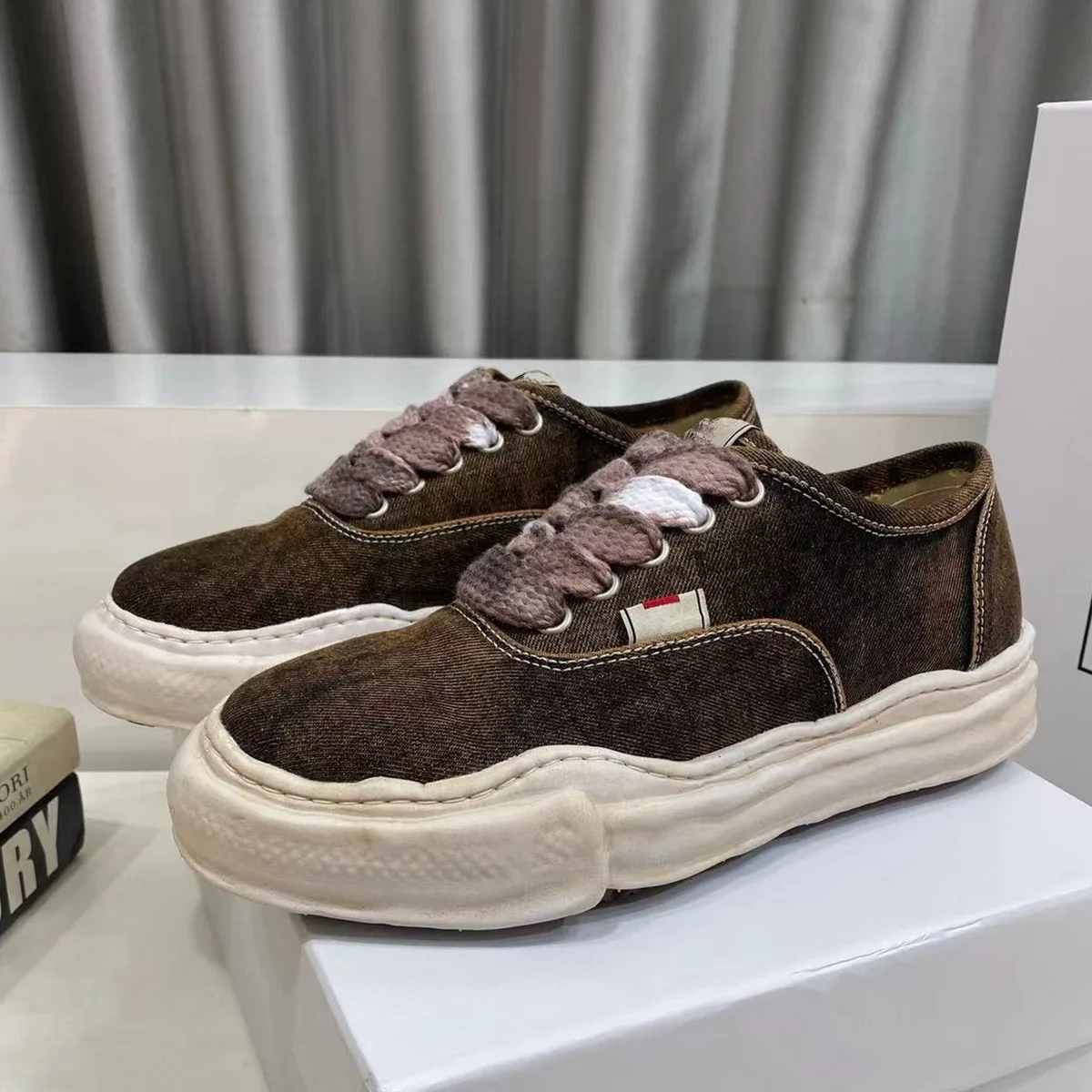 Sneakers Versatili da Uomo Nuo - Leather Sneaker Care Kit recensione e prezzo